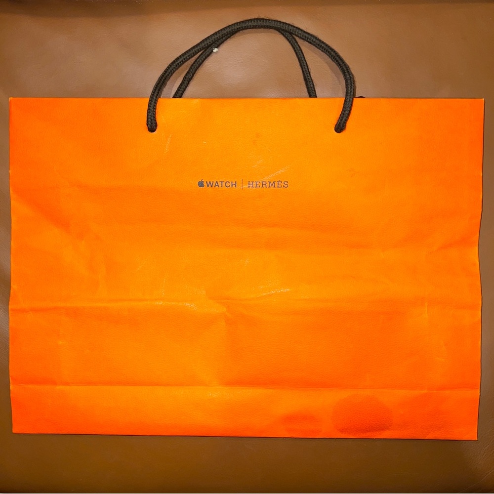 Hermes: Apple Watch Shopping Bag 🛍 Measurements: H 15” x L 11" x W 3.25"